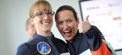 Eine von ihnen wird die erste deutsche Astronautin sein: Pilotin Nicola Baumann (rechts) und Wetterforscherin Insa Thiele-Eich.