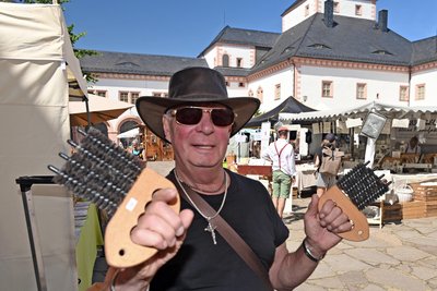 Von wegen Revolver-Cowboy, Mozi von der Dresdner Bürstenmanufaktur.