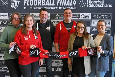 Das Organisations- und Hauptsponsorenteam des anstehenden Floorball-Final-Four. Im Bild (v.l.) Kristin Janetzko, Jugendwärtin Anita Müller, Sponsorbeauftragter Hendrik Bürger, Schatzmeister Oliver Weinmann, Miriam Günl und Sophie Beetz.