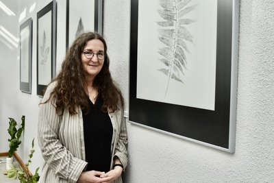 Künstlerin Anke Dilé Wissing an ihren Werken, die im Botanischen Garten ausgestellt sind.