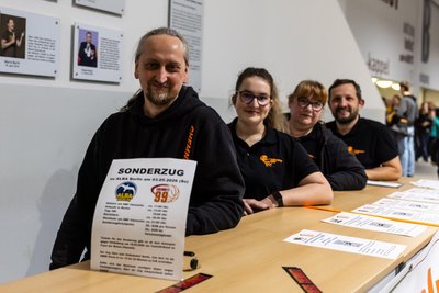Anfang Februar starteten die Mitglieder der Chemnitz Crew um Frabk Kühn (vorn) mit dem Verkauf der Tickets für den Sonderzug nach Berlin.