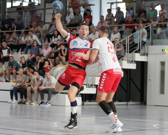Rückraumspieler Sebastian Poppitz (links) und seine Mitspieler des HC Glauchau/Meerane gingen zum Saisonauftakt gegen den HC Einheit Plauen nach enttäuschender Leistung leer aus. 