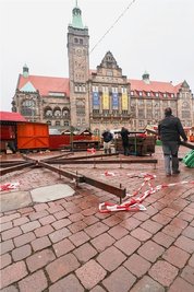 Rund um das Rathaus hat der Abbau des Weihnachtsmarkts begonnen. 