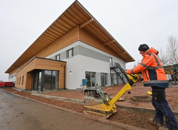 Aufgrund des milden Winterwetters können die Arbeiten im Außengelände des neuen Hotels am Sonnenlandpark fortgeführt werden. 