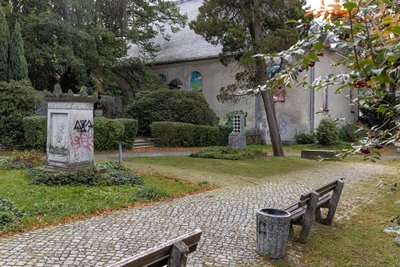 Der am Busbahnhof angrenzende alte Friedhof – auch als Stadtpark bekannt – ist von Graffiti übersät. In einer 2022 präsentierten Sicherheitsanalyse für Annaberg-Buchholz schnitt der Bereich in puncto Unwohlsein besonders schlecht ab.