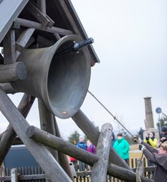 Mit traditionellen Glockenschlägen der Friedensglocke ist auf dem Fichtelberg in Oberwiesenthal das neue Jahr begrüßt worden.