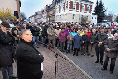 Bürgermeister Thomas Firmenich (vorn) sprach 2014 zu Demonstranten vor dem Krankenhaus in Frankenberg.