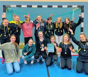 Grund zum Jubel: Die Mädchen des FHTC sind Mitteldeutscher Meister in der Halle. 