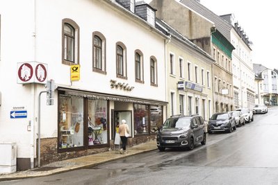 Der Schriftzug über dem einstigen Modehaus Höbler soll laut dem Verein Help erhalten bleiben.