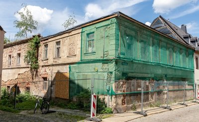 Erst eine Notsicherung, weil das Dach einzustürzen drohte, jetzt will die Stadt Burgstädt das als Welkersches Gut bekannte Gebäudeensemble an der Herrenstraße 20 komplett abreißen lassen. Das sorgt für Ärger. 