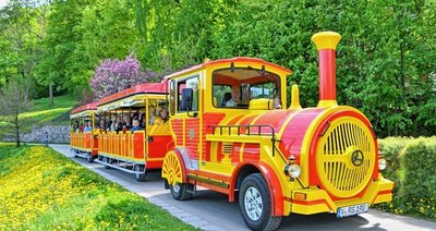 Die beliebte Kleinbahn zieht auch in diesem Jahr ihre Kreise durch das Parkgelände.