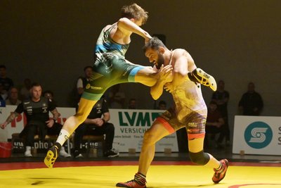 Der Auer Vahid Samarbakhsh (r.) – hier gegen Nürnbergs Adam Leifridt – hat seinen Trainer diese Saison selten enttäuscht. In Rimbach sicherte er den Veilchen dank eines hohen Einzelsiegs wenigstens noch ein Remis.