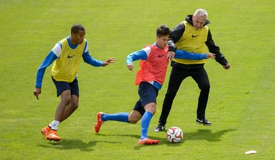 Pavel Dotchev (r), Trainer des FC Erzgebirge Aue, kämpft im Juni 2015 im Training mit Hakki Yildiz um den Ball.