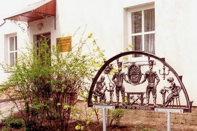 Ein Schwibbogen kündet vor der vom EHD errichteten und 27 Jahre lang betreuten Physiotherapie in Botosani vom Erzgebirge. 