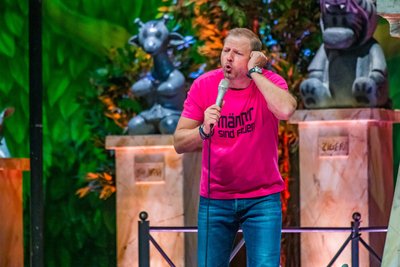 Mario Barth begeisterte am Samstagabend die Fans in der Messe Chemnitz. Er ist mit seiner achten Show unterwegs und kommt am 19. Mai auch nach Zwickau.