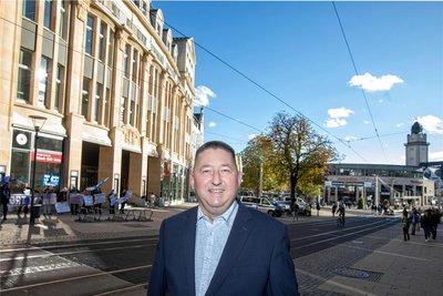 Sven Gerbeth, der stellvertretende Vorsitzende des FDP-Kreisverbandes, bereitet den FDP-Kreisparteitag in Plauen mit vor.