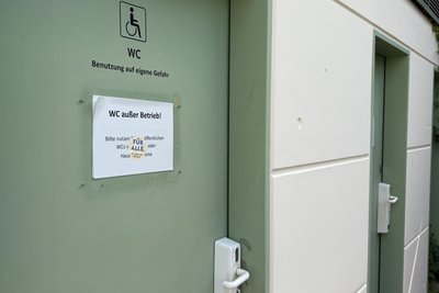 Hier wird schon lange kein Geschäft mehr gemacht: geschlossene Toilette am Parkdeck.