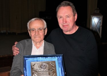 Thomas Polheim von der SG Vielau (rechts) hat den Vorsitz im Tischtennis-Bezirksverband von Manfred Pollog übernommen. Der 88-jährige Reichenbacher wurde mit einem Geschenk verabschiedet. 