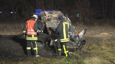 An der A4 bei Glauchau ist am Samstagabend ein Ford ausgebrannt. 