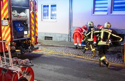 Einsatzkräfte am Unfallort Mühlstraße (Aue).