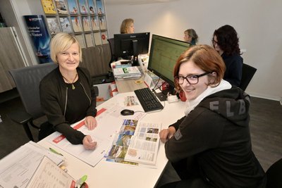 Im Bild Corina Bahlcke, Mitinhaberin Stollberger Reisebüro (l.) und Aimee Krause (r.).