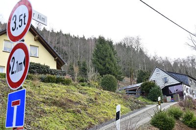 Bis zum ersten Haus ist die Straße „Zur Alm“ befahrbar. Danach sei sie so zugestellt, dass kein Auto durchkomme, sagen die Anwohner.
