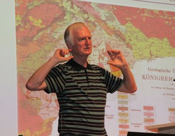 Wissenschaftler Horst Kämpf bei seinem Vortrag am Montagabend im Kurhaus von Bad Elster. 