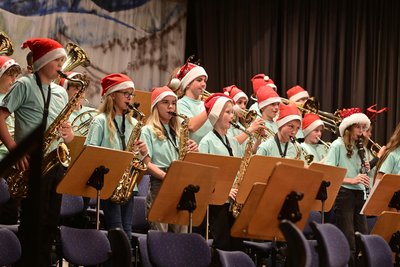 Das Gymnasium Markneukirchen gibt am Freitag zwei Weihnachtskonzerte in der Musikhalle Markneukirchen. Für das Programm ab 15 Uhr gibt es noch Karten. Im Foto: die Bläserklasse 6 beim Weihnachtskonzert 2024.