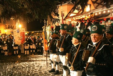 
              <p class="artikelinhalt">Die Schwarzenberger Bergparade am Samstag erwies sich erneut als kultureller und touristischer Magnet: Hunderte Trachtenträger kündeten von den bergmännischen Traditionen des Erzgebirges und lockten Tausende Gäste aus nah und fern in die historische Altstadt. </p>
            