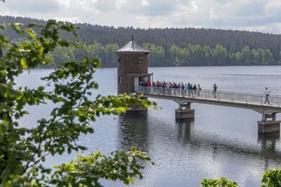 Der Tag der offenen Tür an der Talsperre Cranzahl ist am Sonntag auf großes Besucherinteresse gestoßen. Eine der gefragten Anlaufstationen war der Entnahmeturm, der sonst nicht zugänglich ist. 
