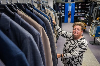 Heidi Rößler in ihrem Geschäft in Eibenstock. Sie führt es seit 1998. Im Februar nächsten Jahres will sie es schließen.