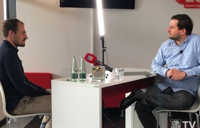 Oliver Fenderl (rechts) produziert mit seiner Firma Videos für den FSV Zwickau. Hier interviewt er Sportdirektor Toni Wachsmuth. Fenderl ist auf schnelles Internet angewiesen, doch das liegt noch nicht an.
