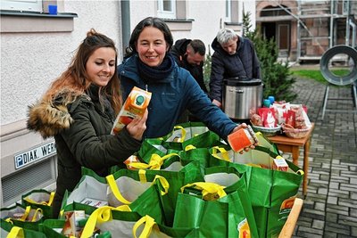 In Rochlitz beschenkten Diakonie-Mitarbeiter, im Bild Marlen Neumann (l.) und Kerstin Rudolph, bedürftige Leute.