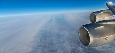 Über den Wolken: Die Boeing 747-8 auf ihrem Weg von Seattle nach Frankfurt.