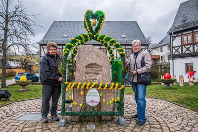 Barbara Sommer und Christine Schmidt an der Osterkrone, die zur Gestaltung gehört.
