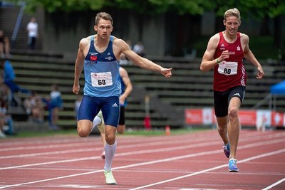 Immer ein packendes Duell: Marvin Schlegel (li.) hechtet in Regensburg vor seinem Dauerkontrahenten Manuel Sanders ins Ziel. 