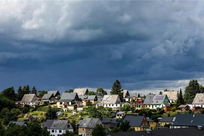 Im Buch „Kellerengel“ braut sich nicht nur über Seiffen (im Bild) Unheimliches zusammen.
