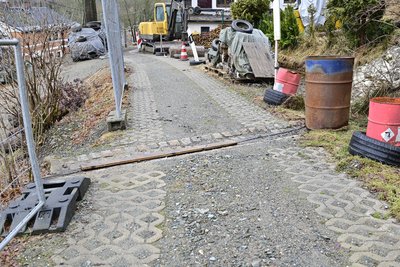 Die schmale Straße „Zur Alm“ wird durch einen Anwohner zugestellt, sodass andere mit dem Auto nicht bis zu ihren Häusern kommen.