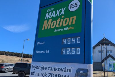 Die Preise an der Tankstelle in Bozi Dar (Gottesgab) lagen am Mittwochvormittag leicht unter denen in Vejprty (Weipert).