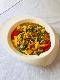 Blumenkohl mal ganz anders: Das Blumenkohl-Kartoffel-Ragout mit Kokosmilch ist vegan und kombiniert das Gemüse mit exotischen Gewürzen.