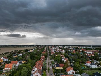 Immer wieder drohen in Sachsen, Sachsen-Anhalt und Thüringen Gewitter. (Symbolbild)