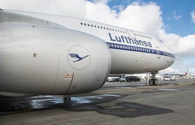 Riese im Retro-Look: Der Flieger sieht aus wie vor 60 Jahren. Er soll "Köln" getauft werden - die Stadt, in der die Lufthansa ihre Hauptverwaltung hat.