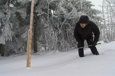 Misst genau nach: Gerd Franze hat am 7. Februar eine Schneehöhe von 42 Zentimetern in seine private Statistik eingetragen. 
