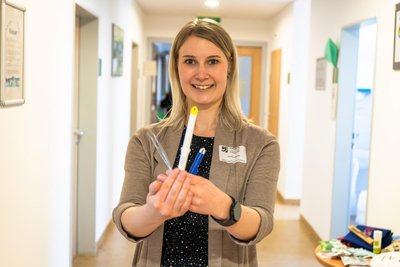 Gesundheitsingenieurin Jessica Georgi zeigt, mit welchen speziellen Pinzetten und selbstdrehenden Zangen sich Zecken am besten entfernen lassen.