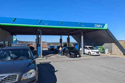Lange anstehen musste an der Tankstelle nur wenige Meter hinter dem Grenzübergang Oberwiesenthal keiner.