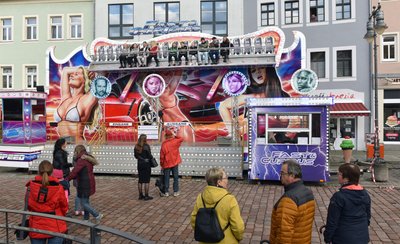 Die moderne Luftschaukel war eher etwas für die jungen Leute. 