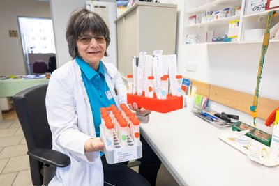 Untersuchungen bei Verdacht auf Geschlechtskrankheiten werden direkt im Gesundheitsamt vorgenommen. Die Chemnitzer Amtsärztin Dr. Hildegard Geisler nimmt dazu Blut- und Urinproben.