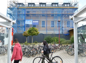 Mehr als 17 Millionen Euro sollen in Sanierung und Umbau des Freiberger Bahnhofes fließen, davon 6 Millionen Euro aus Fördertöpfen. Reisezentrum der Bahn, Bäcker, Café, Presseshop, Kreis-Kfz-Zulassungsstelle, Gemeindevollzugsdienst, Räume für Büros, Praxen oder kulturelle Angebote sind vorgesehen. Für die Abrechnung der Fördermittel müssen alle Mietbereiche nutzungsfähig sein, heißt: 2025 ist indirekter Fertigstellungstermin. 