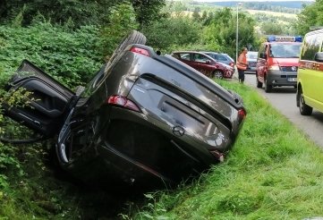 Ein Pkw überschlug sich und landete auf dem Dach. 