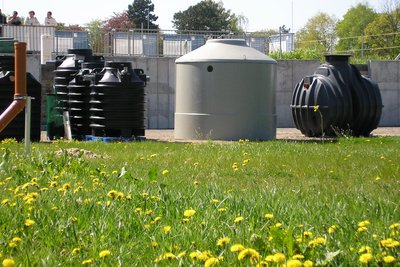 Modelle von Kleinkläranlagen vor dem Einbau.